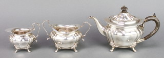 An Edwardian silver baluster tea set on paw feet with ebony mounts, Sheffield 1906, gross weight 752 grams 