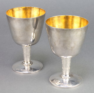 A pair of stylish chased silver goblets with gilt interiors  London 1982, 288 grams 