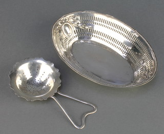 A Continental pierced silver dish and a tea strainer 158 grams 