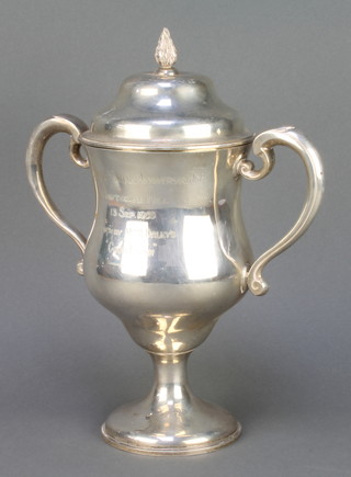 An Edwardian  silver 2 handled trophy cup and lid, London 1907, 1064 grams 