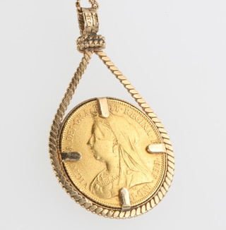 An 1899 sovereign in a 9ct gold rope twist mount and chain, 8 grams of mount and chain