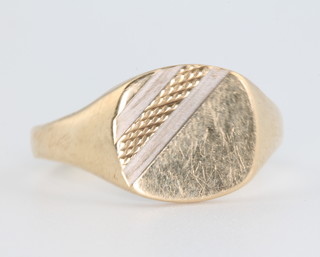A gentleman's 9ct yellow gold signet ring size Y 7.7 grams