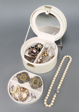 A string of imitation pearls and minor costume jewellery 