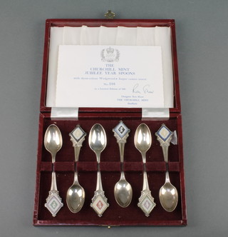 A set of 6 1977 Silver Jubilee silver and Wedgwood Jasper cameo teaspoons London 1977, 156 grams 