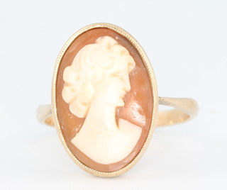 A 9ct yellow gold cameo ring size L 