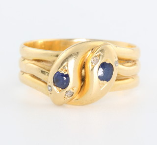 A gentleman's 18ct yellow gold sapphire and diamond set double snake ring size Q
