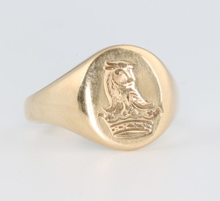 A gentleman's 9ct yellow gold armorial signet ring size S 1/2 9 grams 