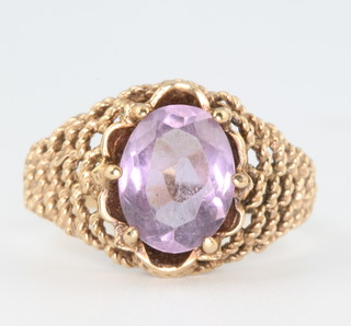 A 9ct yellow gold amethyst ring size O 