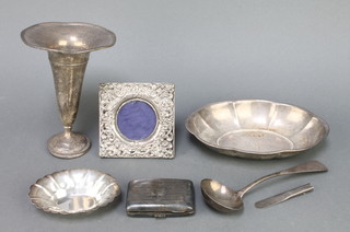 A sterling silver scallop dish, a ditto pin dish and minor items, 265 grams