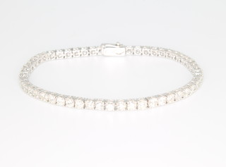 An 18ct white gold brilliant cut diamond tennis bracelet 5.67ct 780mm
