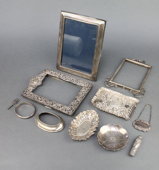 A silver floral dish on ball feet Sheffield 1943, 3 silver photo frames, 2 silver dishes and minor items, weighable silver 244 grams 
