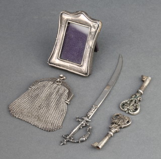An Edwardian silver mesh purse, 2 keys, photograph frame and paper knife 