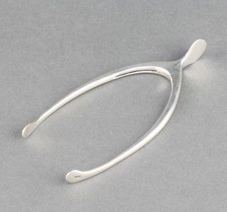 A pair of Edwardian silver novelty sugar nips in the form of a wishbone 