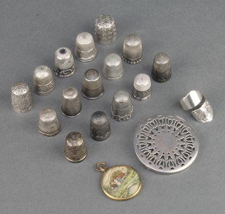A Victorian silver thimble and 14 others, a silver brooch and ring 