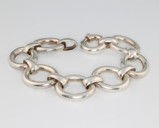 A stylish silver hollow link bracelet 40 grams 