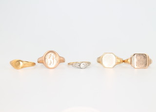 Five 9ct yellow gold rings sizes R, S, S, S and L 