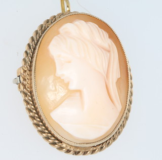 A 9ct yellow gold cameo portrait brooch pendant 