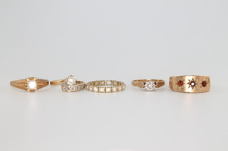 Five 9ct yellow gold gem set rings, sizes J, L, M, R and R 
