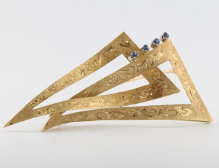 A stylish 18ct yellow gold chased double pennant brooch set with 4 brilliant cut sapphires 60mm wide, 8.2 grams