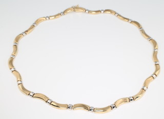 An 9ct 2 colour gold wavy line necklace 17 3/4" long, 16.8 grams 