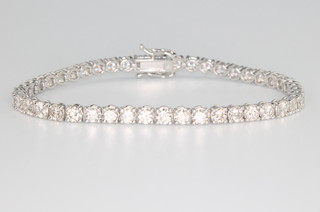An 18ct white gold diamond tennis bracelet 6.79ct, gross weight 14 grams, 175mm 