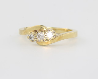 An 18ct yellow gold 3 stone diamond ring, size K 1/2