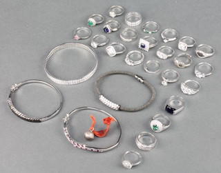 A quantity of modern silver gem set jewellery, 134 grams