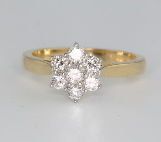 An 18ct yellow gold 7 stone diamond daisy ring size K 