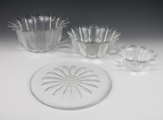 A Dartington Crystal daisy trifle bowl, 2 smaller bowls and a do. stand 