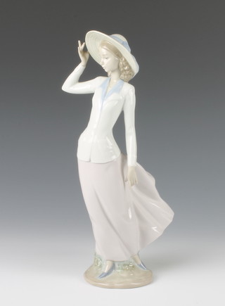 A Lladro figure of a standing lady with straw hat 5682 12 1/2" 