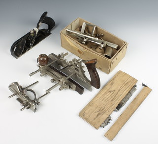 A Record no.50 combination plane, a Record 043 plough plane, a Stanley no.78 rebate plane, a Stanley universal plane and a set of cutters for a Stanley universal no.55 