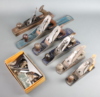 A Record no.70 jack plane, a Record no. 15 1/2 jack plane, a Stanley T5 smoothing plane, a Stanley Bailey no.3 smoothing plane boxed, a Stanley no.4 smoothing plane (handle loose), a Marples steel smoothing plane (handle loose) and 1 other smoothing plane 