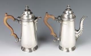 A pair of Queen Anne style silver coffee and hot water jugs with fruitwood handles, Birmingham 1946, 1043 grams gross 