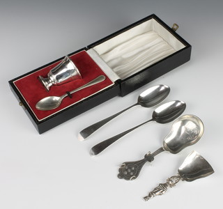 A Continental silver spoon, do. caddy spoon, 2 dessert spoons and a cased egg cup and spoon 139 grams