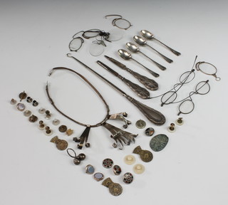 Four rat tail silver coffee spoons Sheffield 1942, minor silver handled implements and costume jewellery 