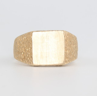 A gentleman's 9ct yellow gold bark finished ring size U 8.5 grams