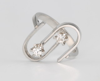 An 18ct stylish white gold 2 stone diamond ring size O, approx 0.20ct 