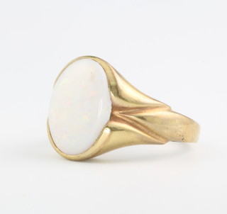 A gentleman's 9ct yellow gold opal ring size O 1/2