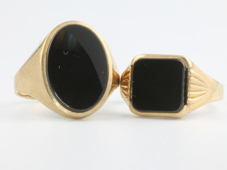 A gentleman's 9ct yellow gold onyx set ring size R and a do. size S 