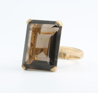 A 9ct yellow gold smoky quartz dress ring size O 