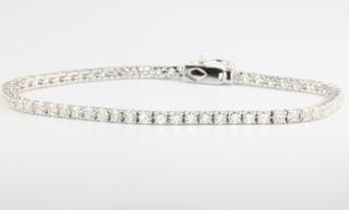 A white gold diamond tennis bracelet, 2.9ct, 180mm long