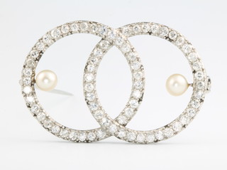 A white gold Art Deco diamond and pearl double hoop brooch approx. 4ct, 47mm x 30mm 