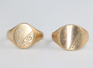 Two gentleman's 9ct gold signet rings size O and R 9.6 grams