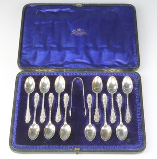 A cased set of 12 Victorian silver tea spoons and nips with fancy handles, London 1896, 136gms