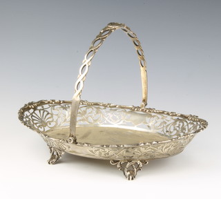 An Edwardian pierced silver basket with swing handle, Sheffield 1911, Martin Hall & Co, 19ozs