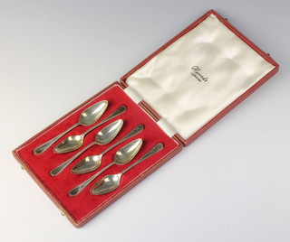 A cased set of silver grapefruit spoons, Sheffield 1965, 110 grams
