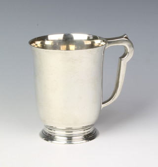 A silver mug with simple handle, Birmingham 1932, 403 grams