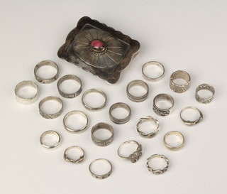 A hardstone mounted silver buckle and 20 silver rings, 177 grams