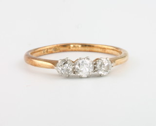An 18ct yellow gold 3 stone diamond ring approx. 0.35ct size L 
