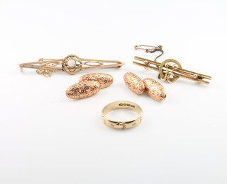 A 9ct yellow gold wedding band size O, a pair of do. cufflinks, a do. bar brooch and a 15ct gold bar brooch, weighable gold 7 grams 